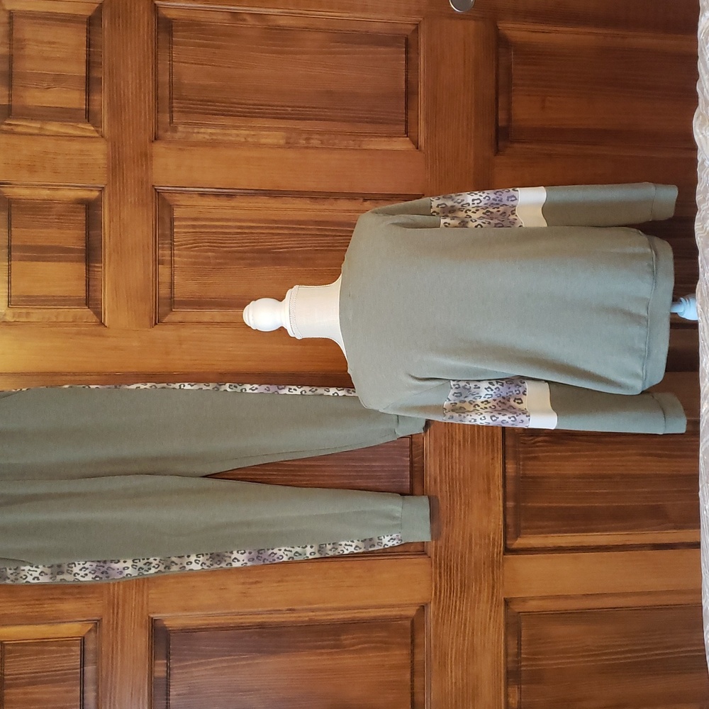 Mystree Green Leopard Print Sweatshirt and Jogger Set - Picture 2 of 2